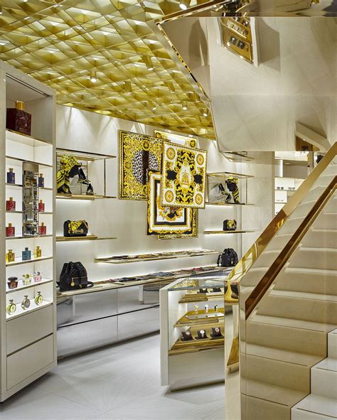 Trova la boutique Versace più vicina 